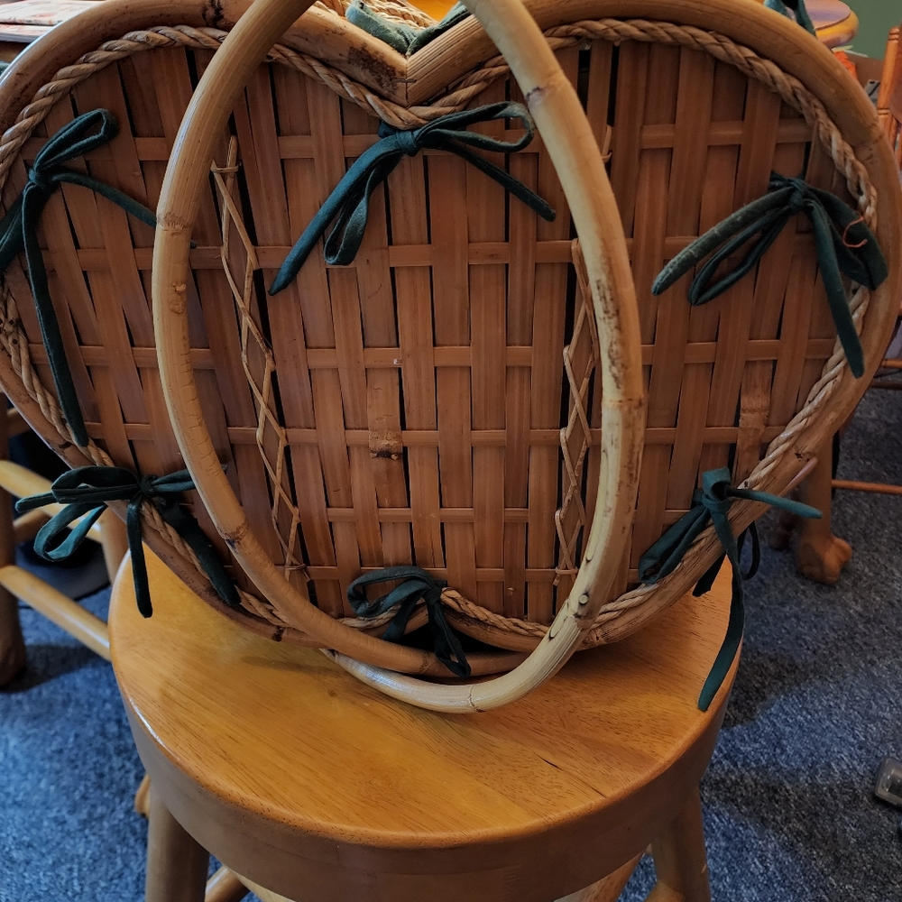 Vintage XL Apple Picnic Basket - Picture 2 of 8